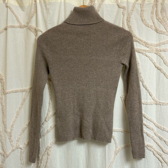Daniel Bishop 100% Cashmere Ribbed Turtleneck Sweater in Heathered Taupe - Picture 6 of 7
